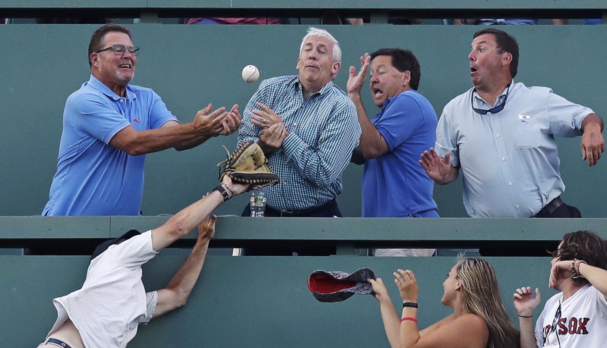 2 amazing photos captured the moment Red Sox fans tried to catch a home